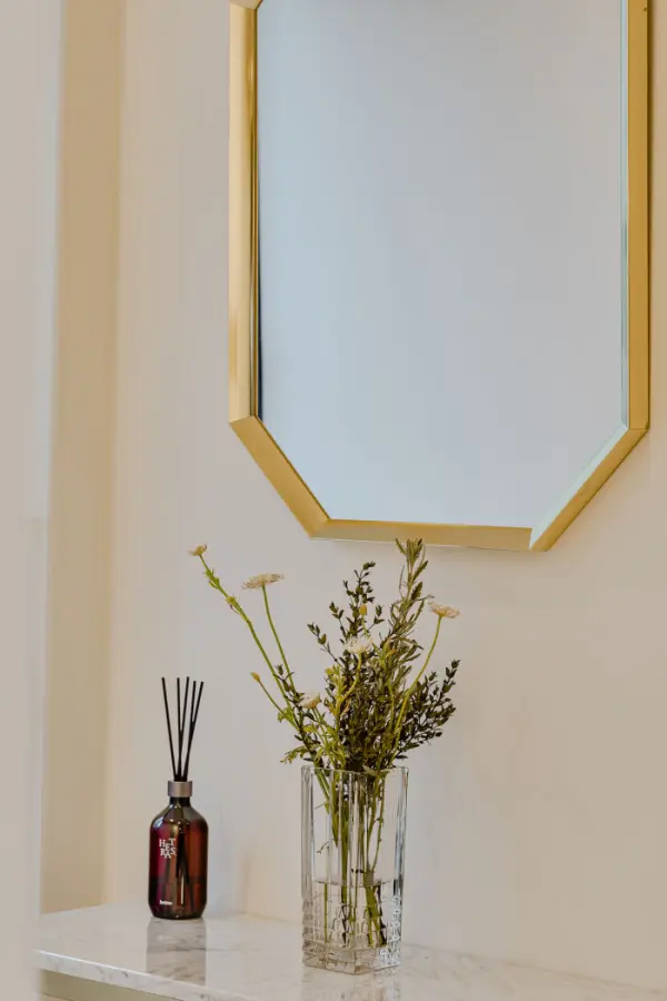 골드와 대리석이 어우러진 오피스 감성 소품 연출